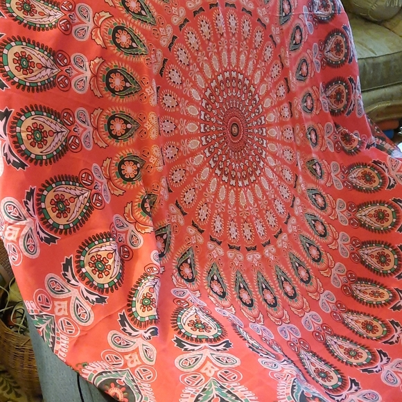 Classic Elegance Beach Spread - Round 64 inch - Picture 1 of 5